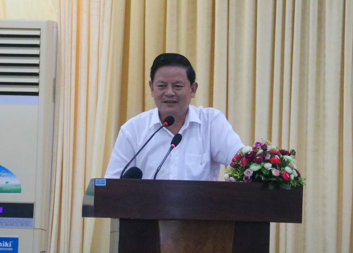 Đà Nẵng tặng sách có bài viết của Bí thư Thành ủy cho đại biểu dự Đại hội Đảng bộ ảnh 1