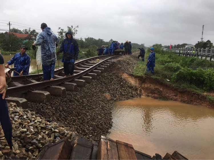 Đường sắt xói lở, tàu trật bánh, đứt toa ở Quảng Trị ảnh 1