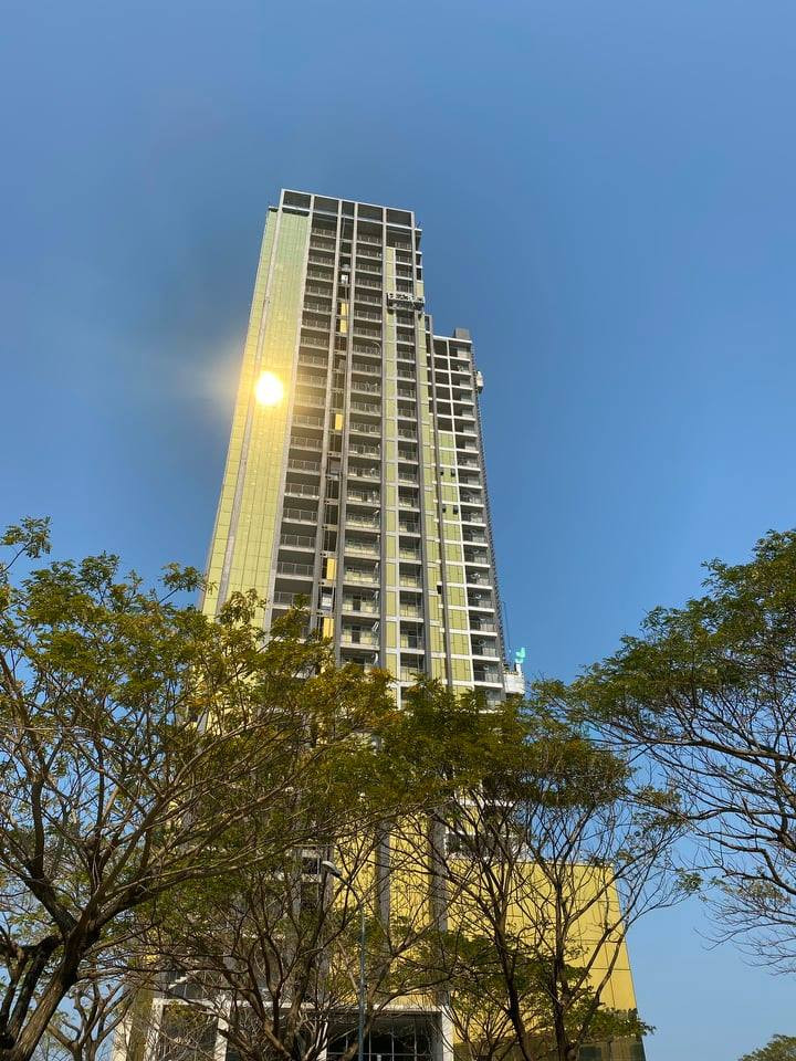 Cao ốc 'dát vàng' gây chói mắt yêu cầu khắc phục nếu không sẽ phải tháo dỡ ảnh 1