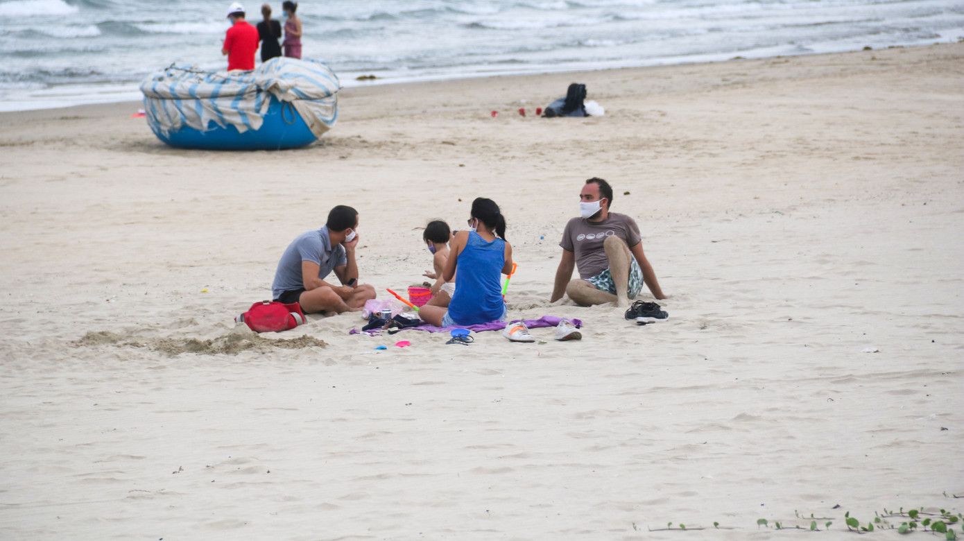 Người dân Đà Nẵng đổ xô đi tắm biển ngày đầu nới lỏng giãn cách xã hội ảnh 9