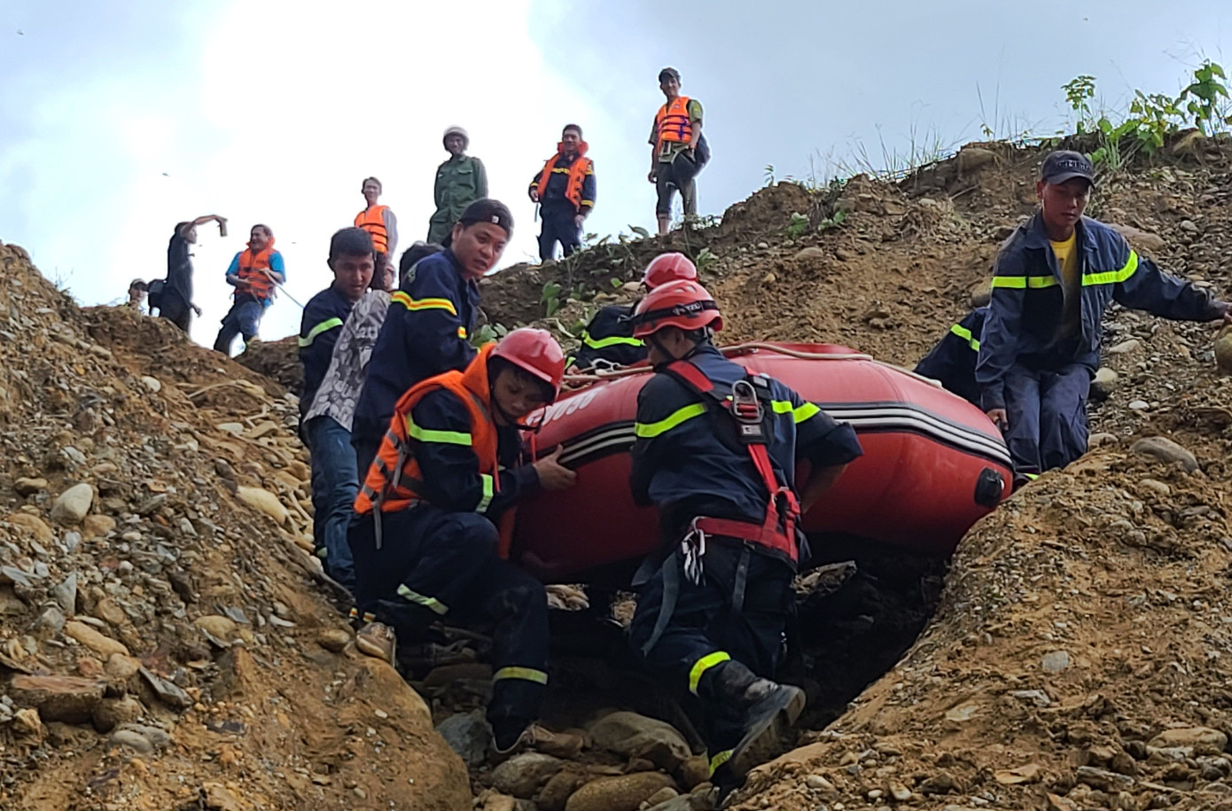 Nhiều khuyến mại dịp 20/10, chị em rủ nhau tự thưởng săn hàng sale ảnh 7