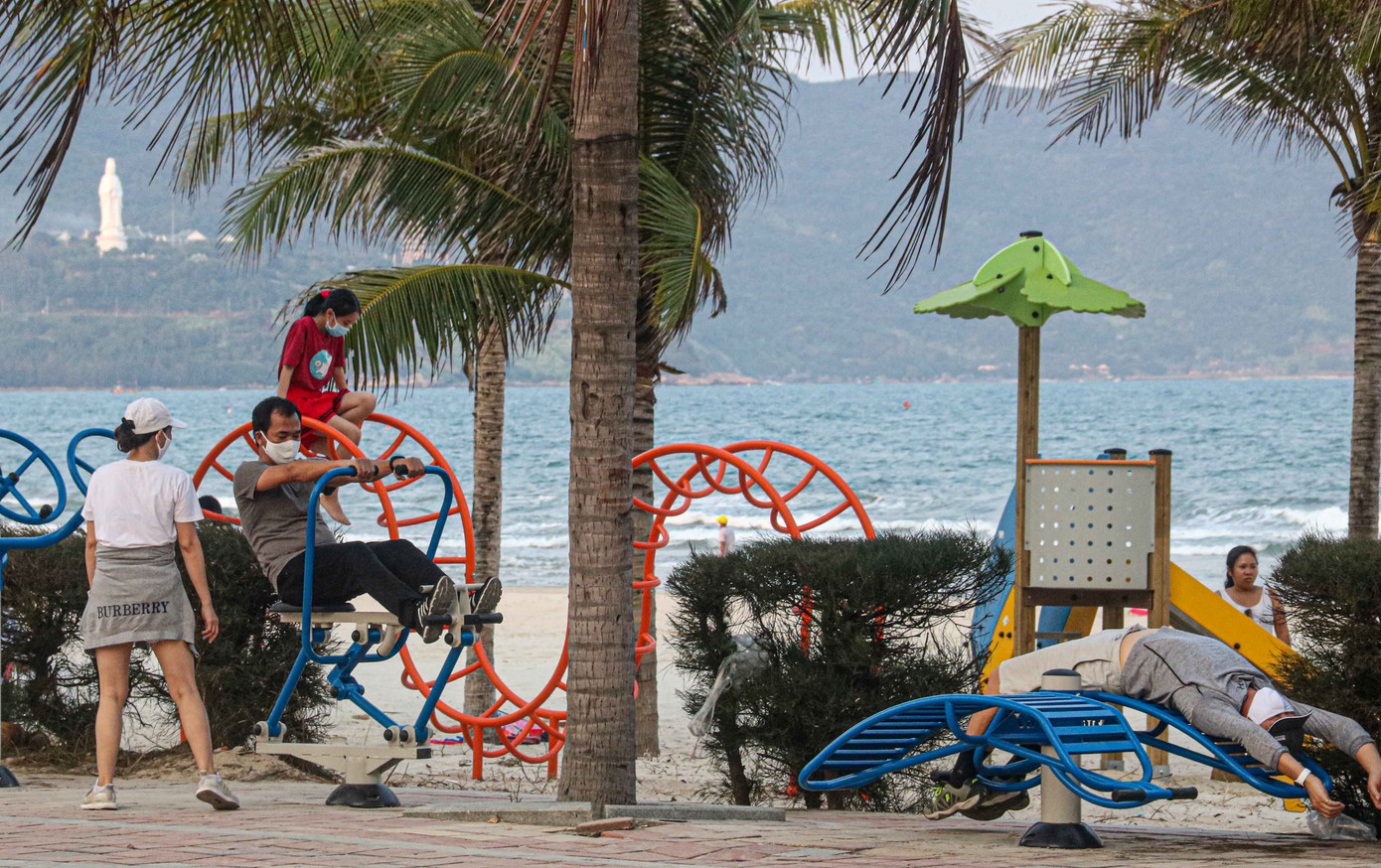 Người dân Đà Nẵng vẫn kéo ra biển sau lệnh cấm tắm và tụ tập đông người ảnh 12