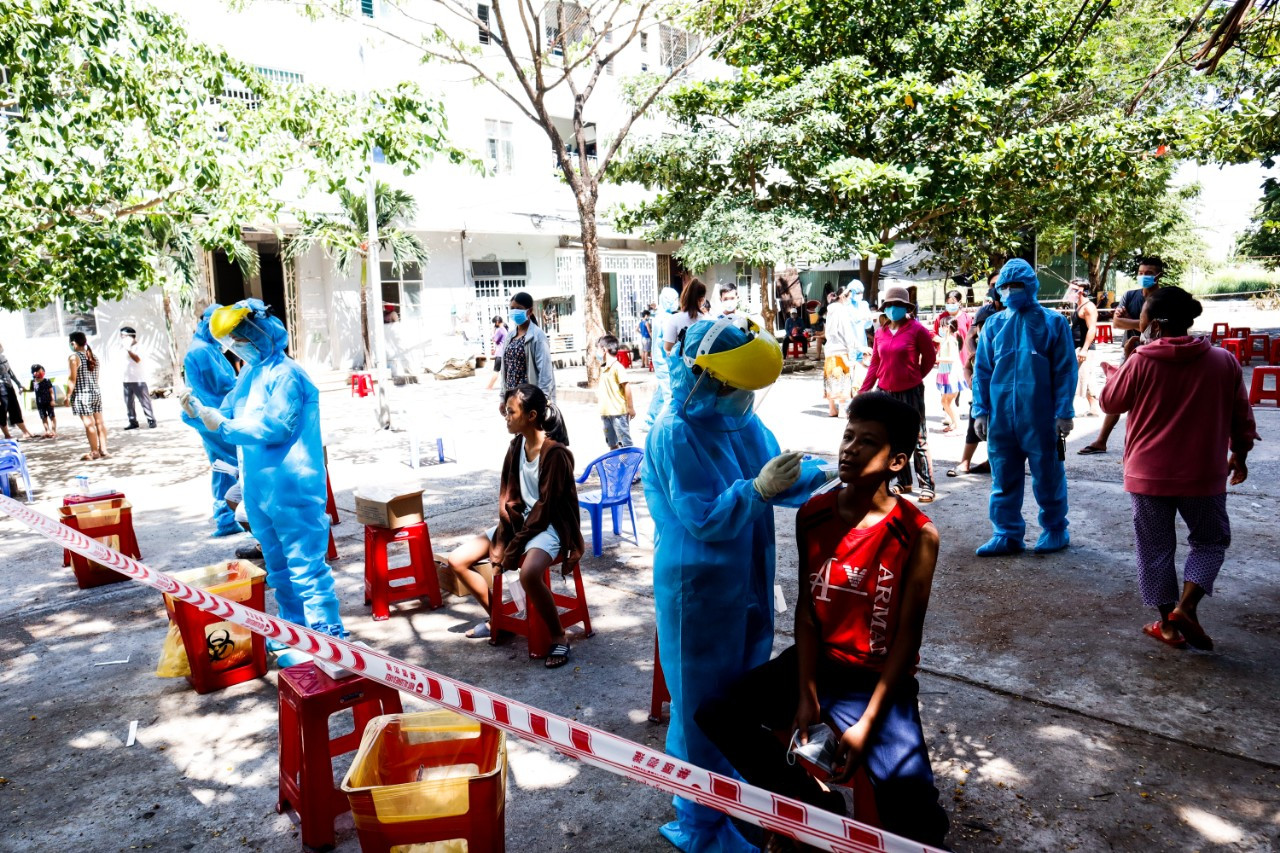 Hơn 600 cư dân “phố chung cư” Đà Nẵng được lấy mẫu xét nghiệm COVID-19 ảnh 5