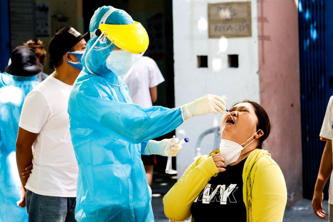 Hơn 600 cư dân “phố chung cư” Đà Nẵng được lấy mẫu xét nghiệm COVID-19 ảnh 6