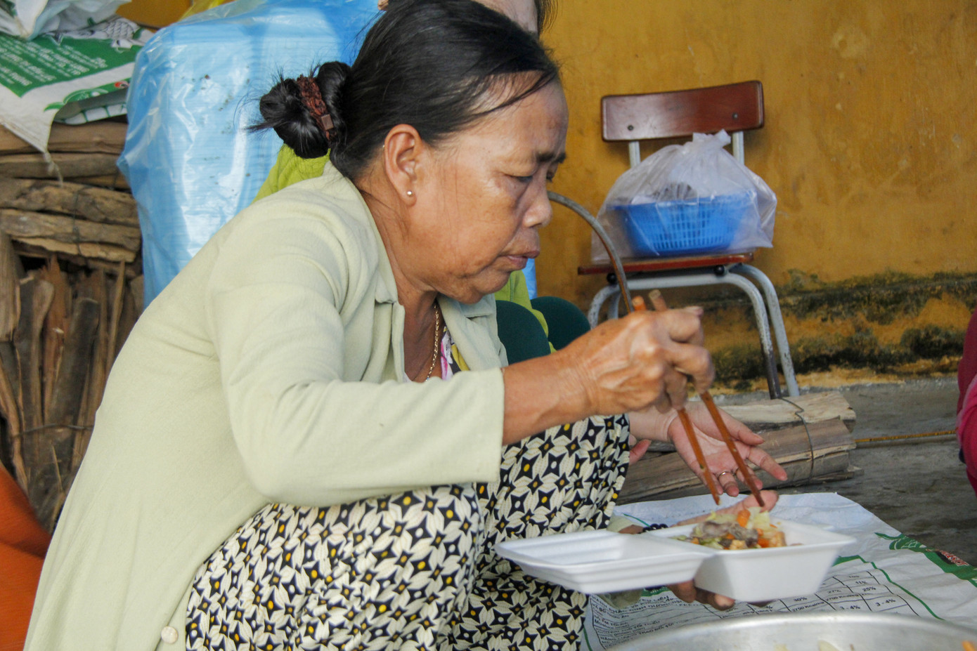 Người dân mang gà, vịt, rau quả 'tiếp sức' lực lượng cứu hộ ở Rào Trăng 3 ảnh 7