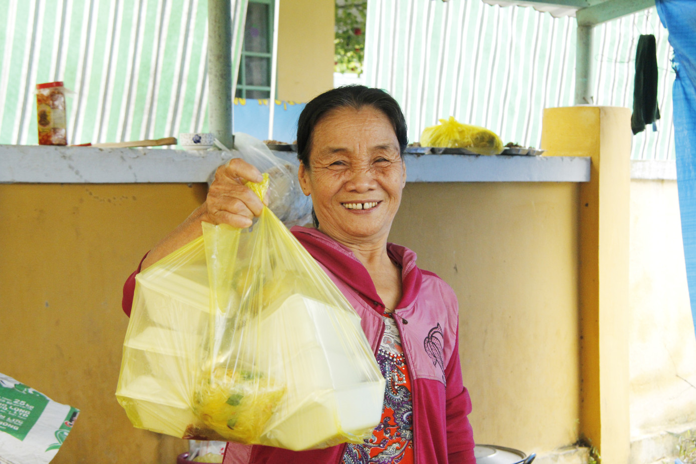 Người dân mang gà, vịt, rau quả 'tiếp sức' lực lượng cứu hộ ở Rào Trăng 3 ảnh 2