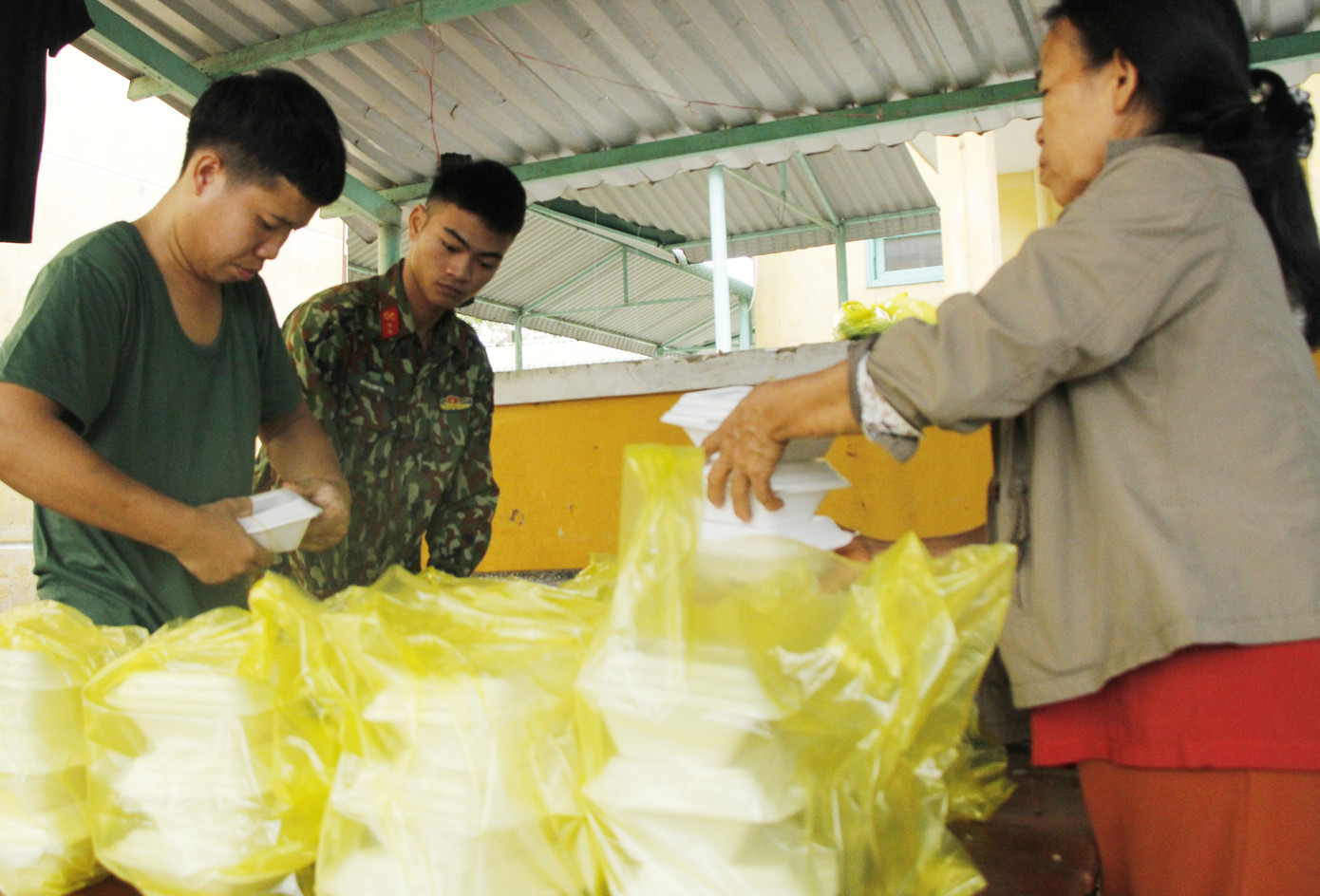 Người dân mang gà, vịt, rau quả 'tiếp sức' lực lượng cứu hộ ở Rào Trăng 3 ảnh 3