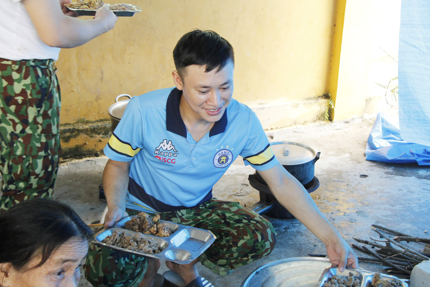 Người dân mang gà, vịt, rau quả 'tiếp sức' lực lượng cứu hộ ở Rào Trăng 3 ảnh 6