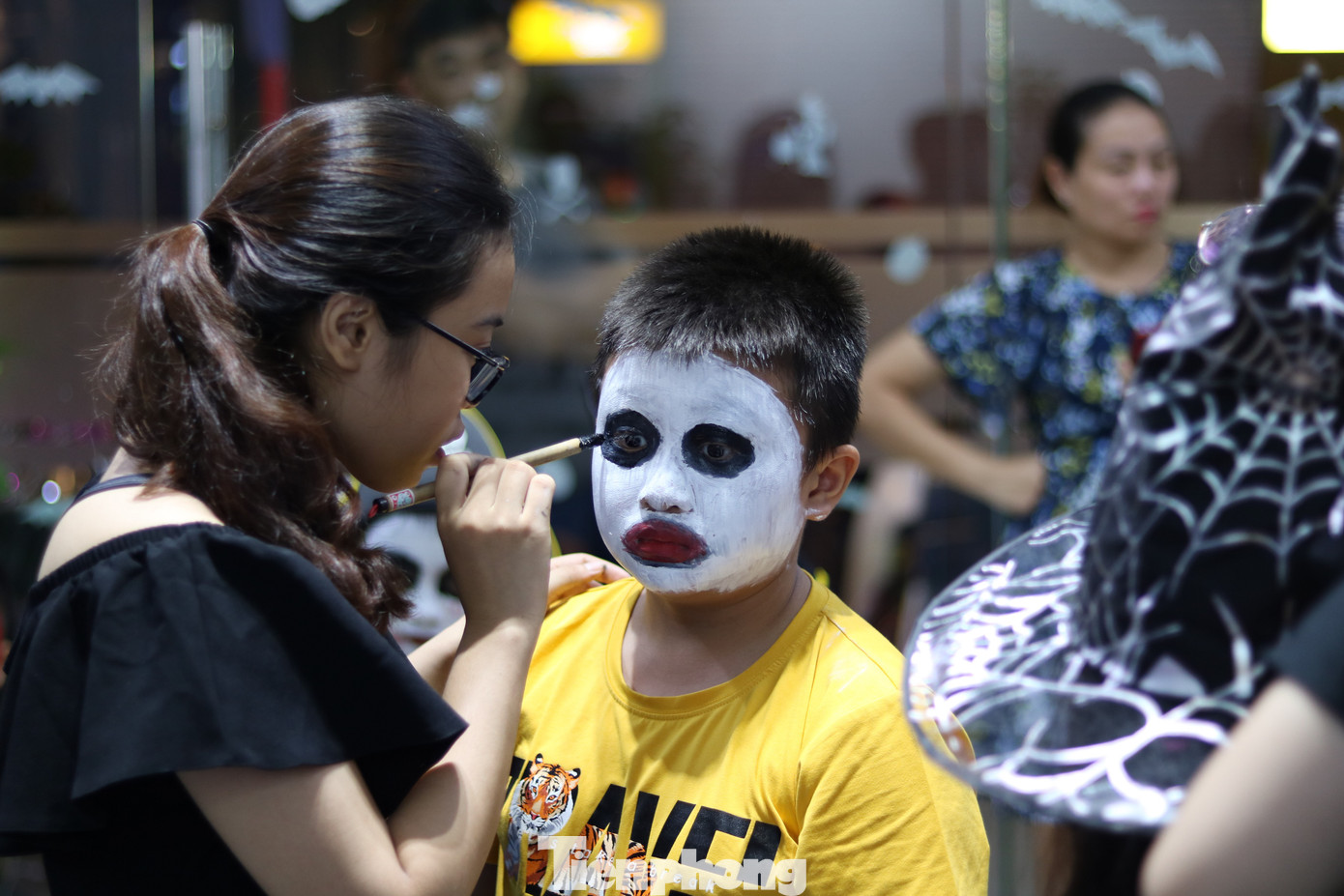 Loạt 'quỷ nhỏ' háo hức xuống phố Tây vui hội Halloween ảnh 3