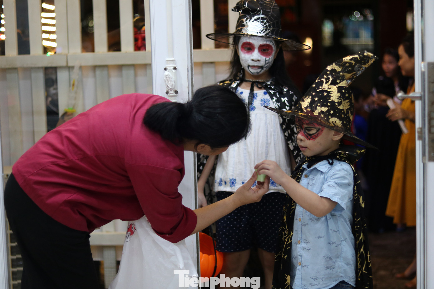 Loạt 'quỷ nhỏ' háo hức xuống phố Tây vui hội Halloween ảnh 13