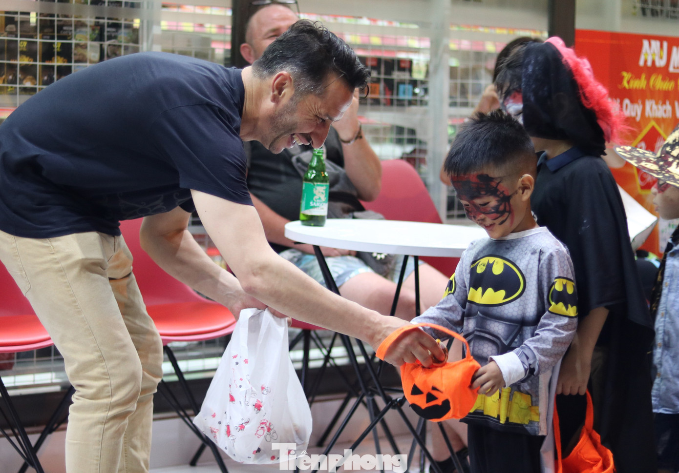 Loạt 'quỷ nhỏ' háo hức xuống phố Tây vui hội Halloween ảnh 12