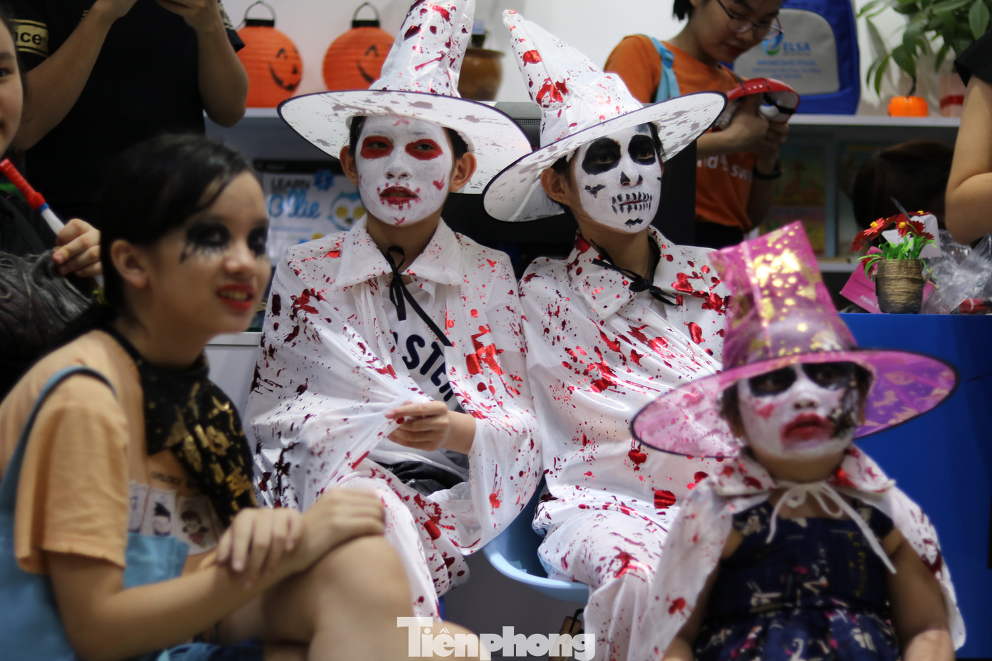 Loạt 'quỷ nhỏ' háo hức xuống phố Tây vui hội Halloween ảnh 8