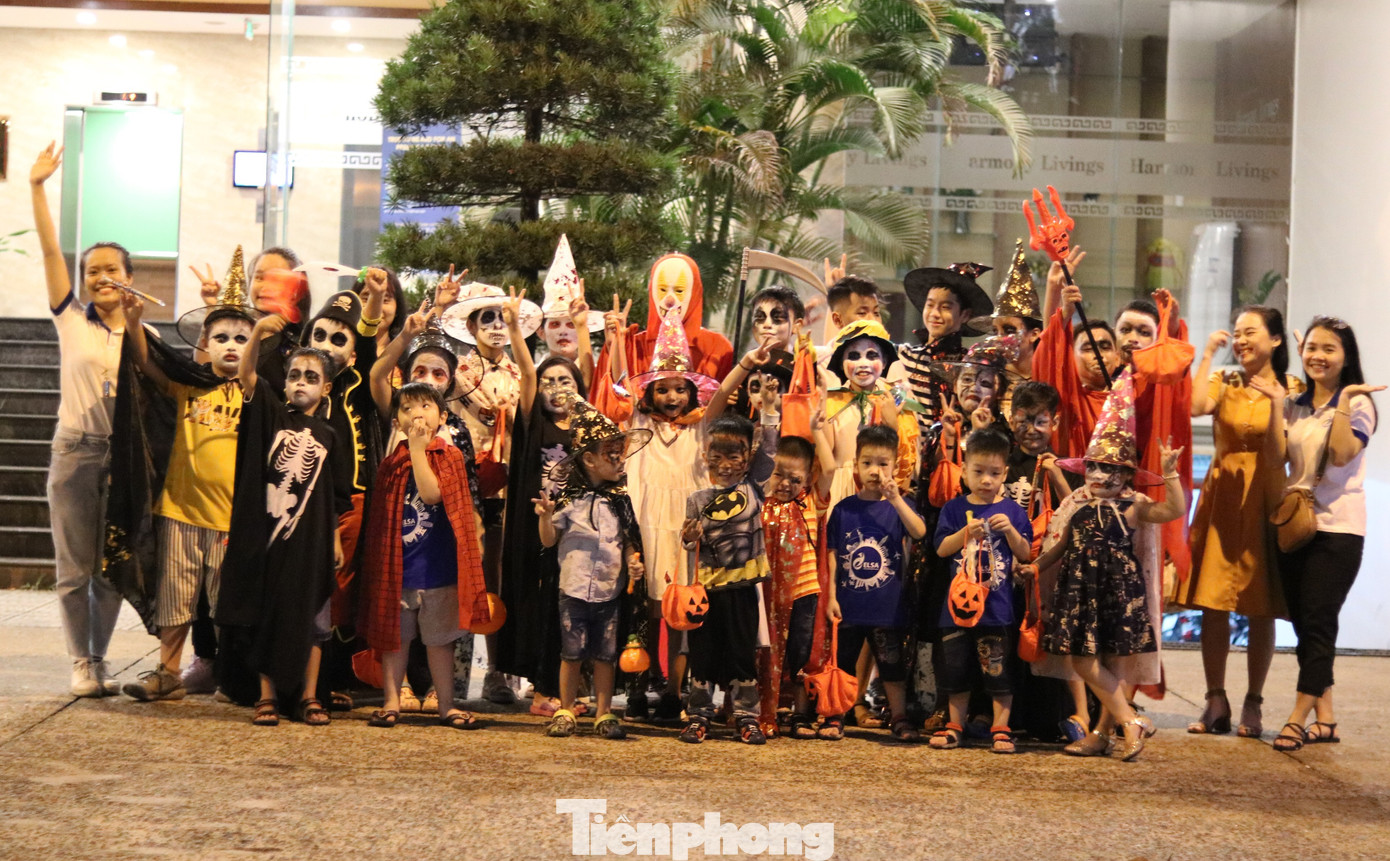 Loạt 'quỷ nhỏ' háo hức xuống phố Tây vui hội Halloween ảnh 18