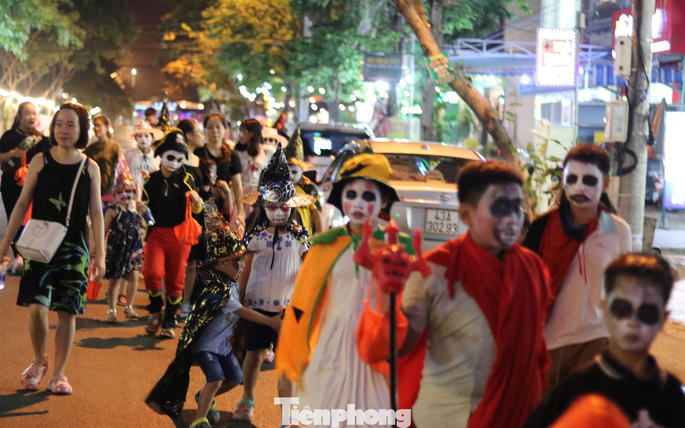 Loạt 'quỷ nhỏ' háo hức xuống phố Tây vui hội Halloween ảnh 1