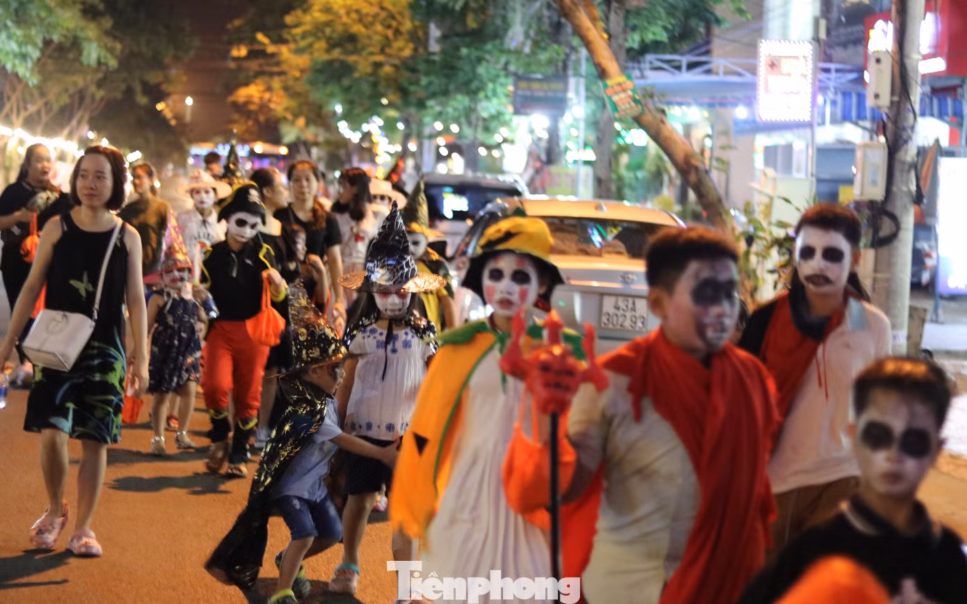 Loạt 'quỷ nhỏ' háo hức xuống phố Tây vui hội Halloween ảnh 1