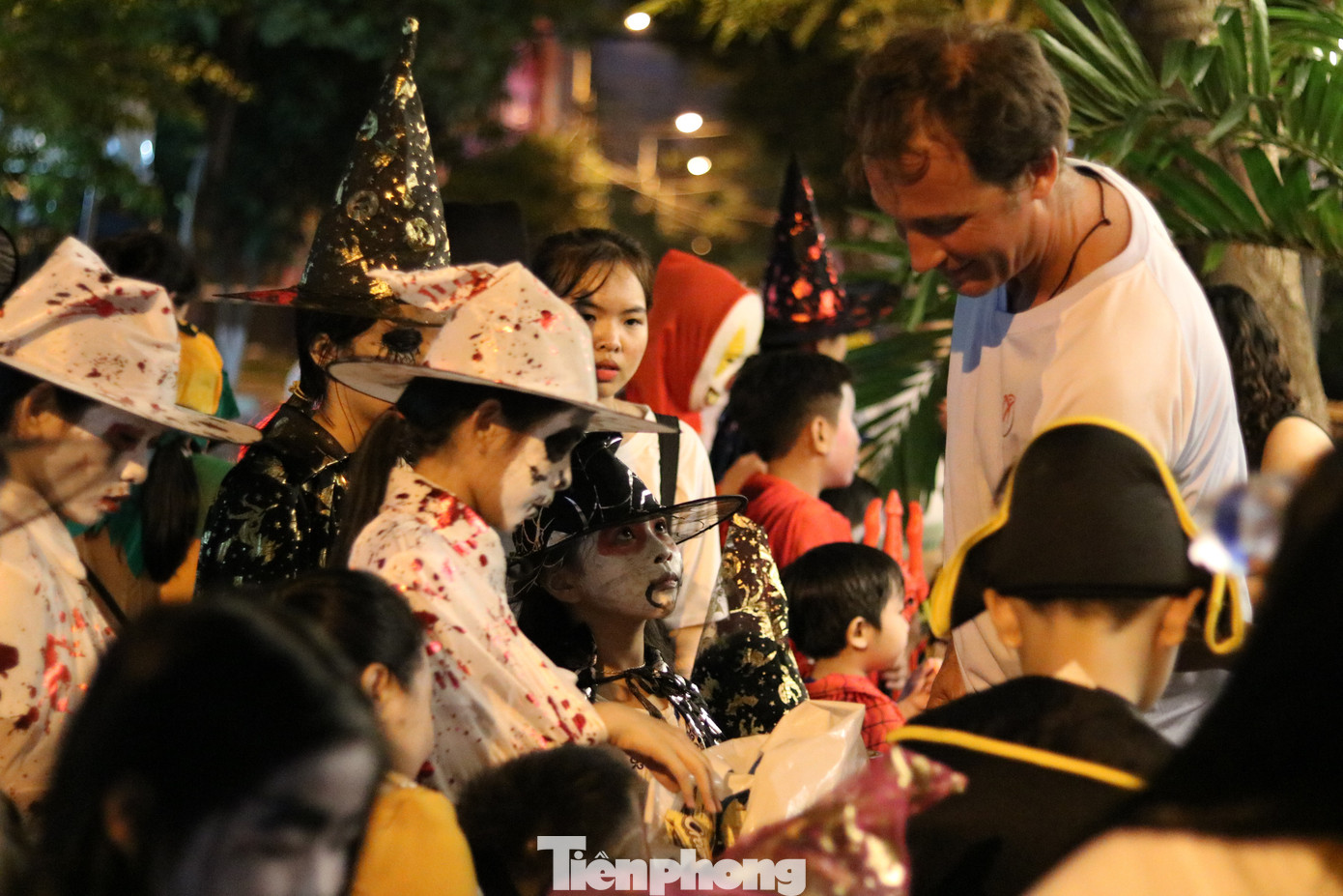 Loạt 'quỷ nhỏ' háo hức xuống phố Tây vui hội Halloween ảnh 14