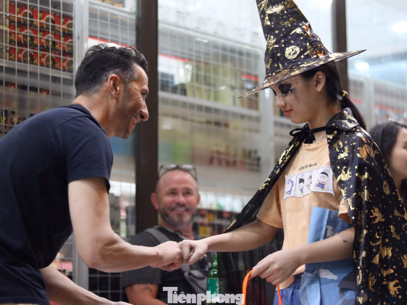 Loạt 'quỷ nhỏ' háo hức xuống phố Tây vui hội Halloween ảnh 17
