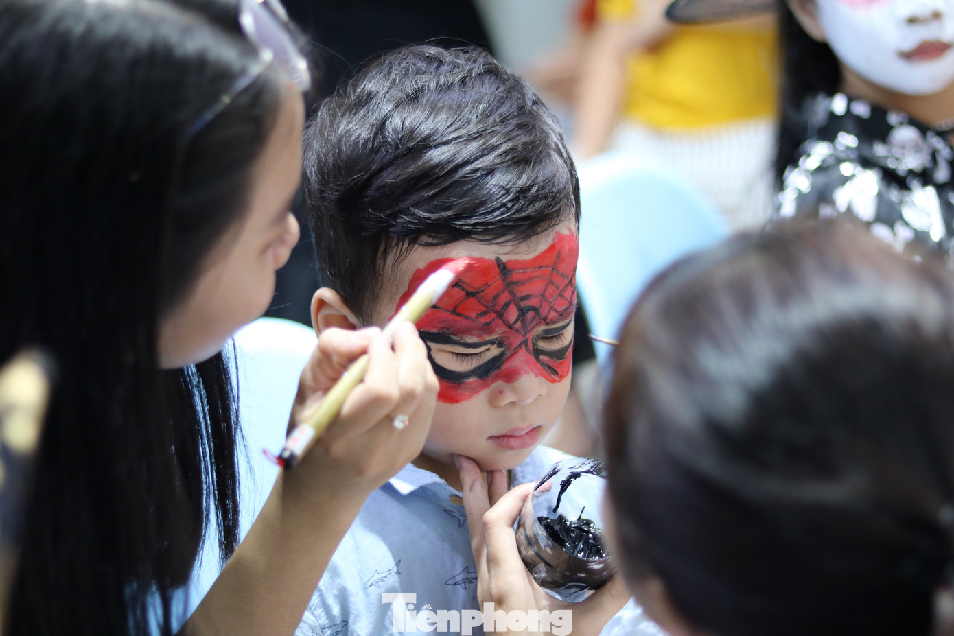 Loạt 'quỷ nhỏ' háo hức xuống phố Tây vui hội Halloween ảnh 2