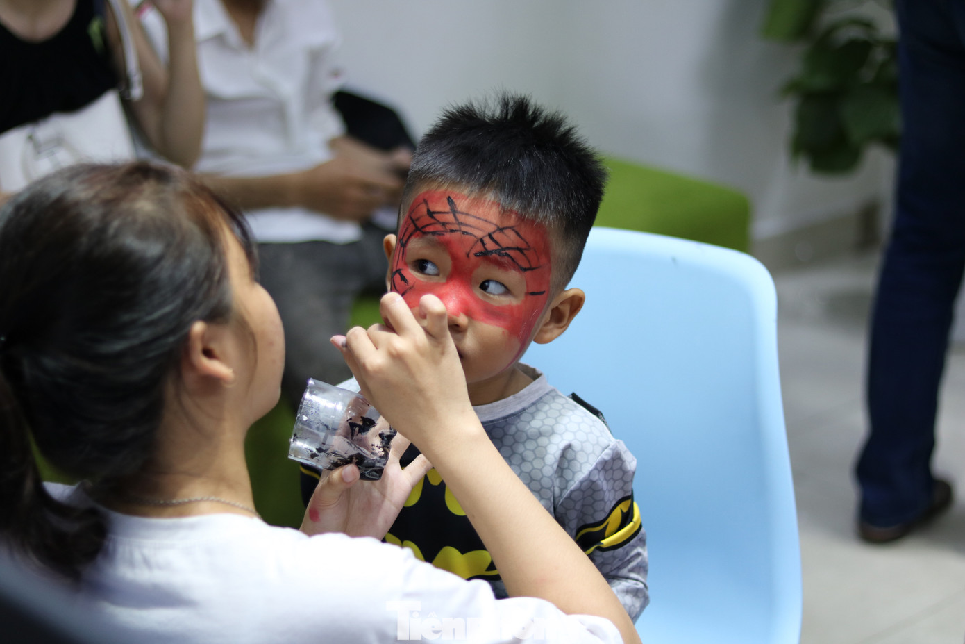 Loạt 'quỷ nhỏ' háo hức xuống phố Tây vui hội Halloween ảnh 6