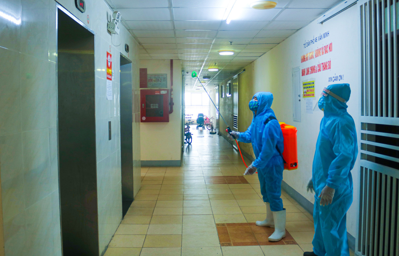 Bốn người trong một gia đình ở 'phố chung cư' Đà Nẵng mắc COVID-19 ảnh 1