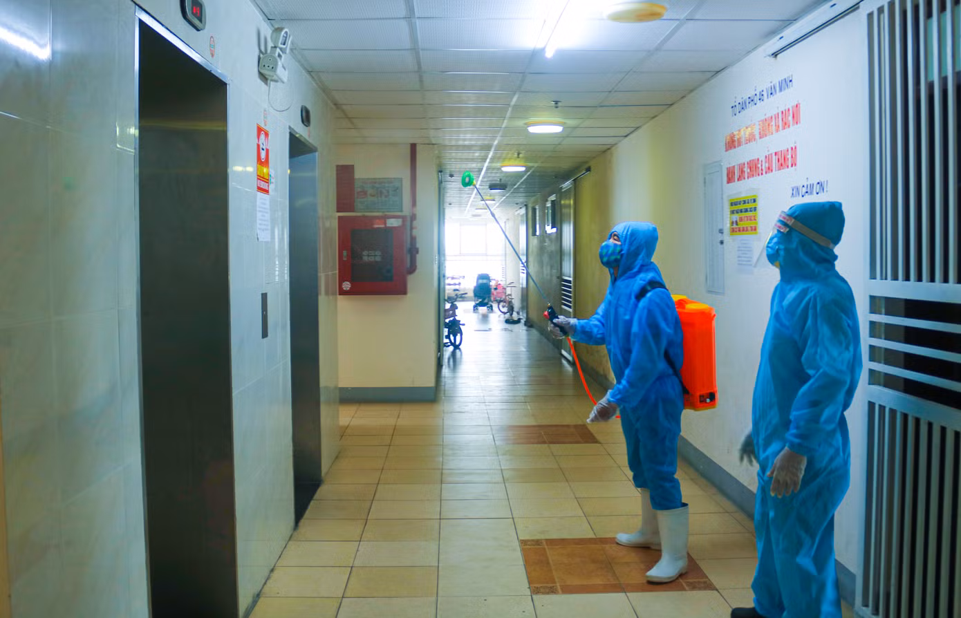 Bốn người trong một gia đình ở 'phố chung cư' Đà Nẵng mắc COVID-19 ảnh 1