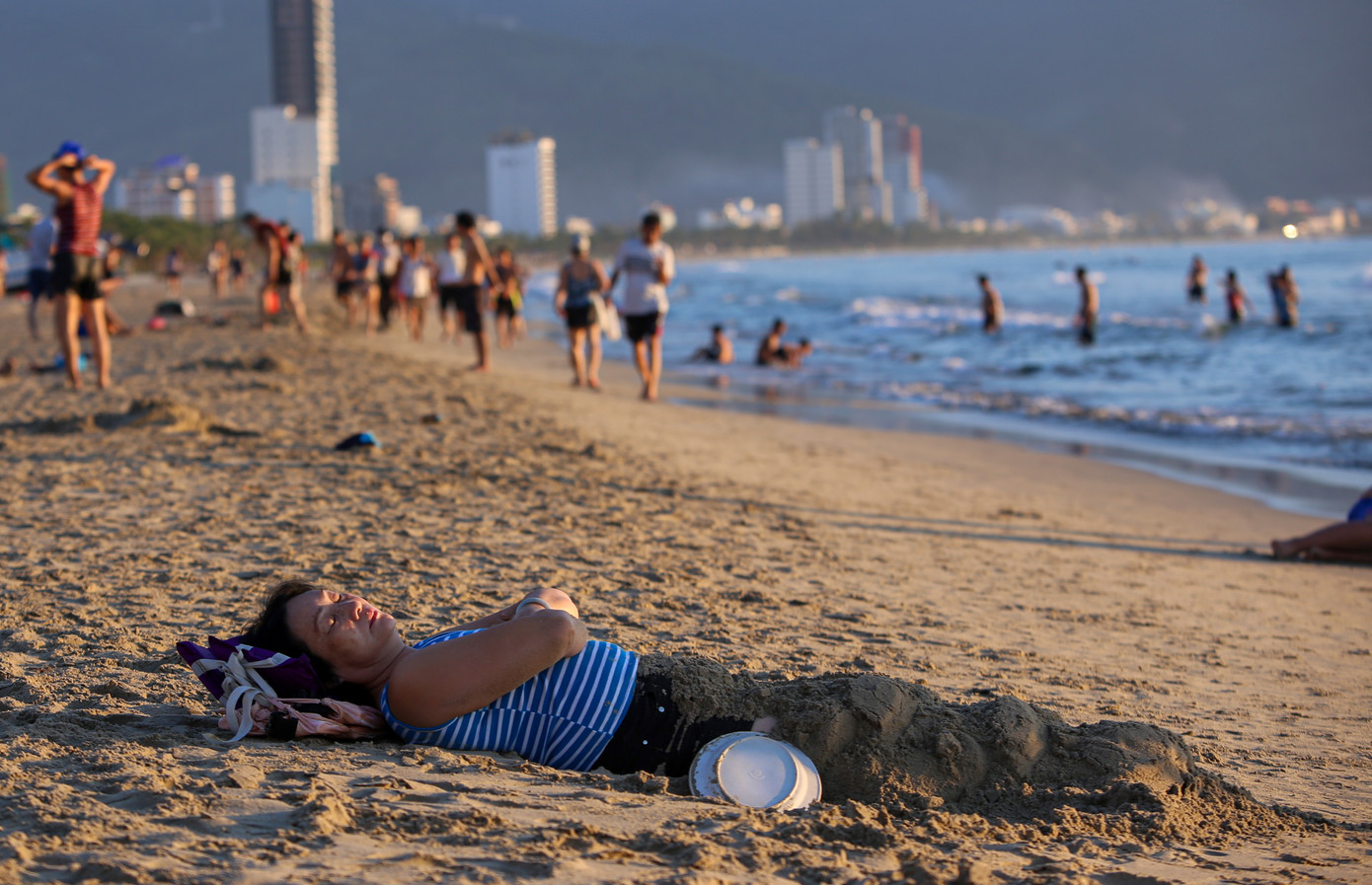 Dân Đà Nẵng đổ xô tắm biển, hàng quán đông đúc khách ảnh 6