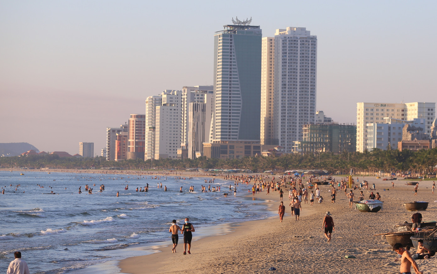 Dân Đà Nẵng đổ xô tắm biển, hàng quán đông đúc khách ảnh 5