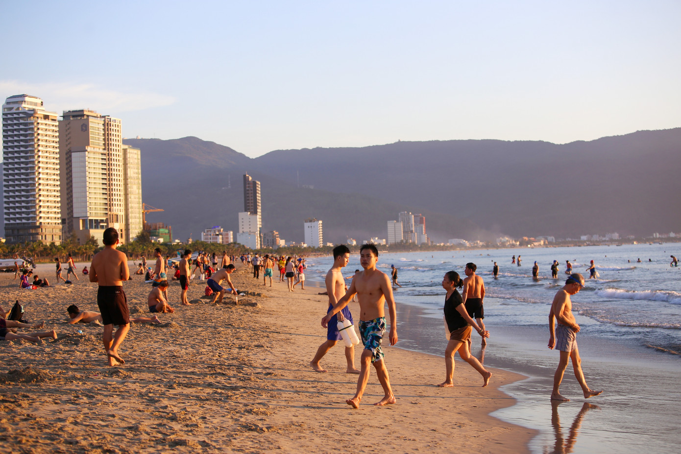 Dân Đà Nẵng đổ xô tắm biển, hàng quán đông đúc khách ảnh 3