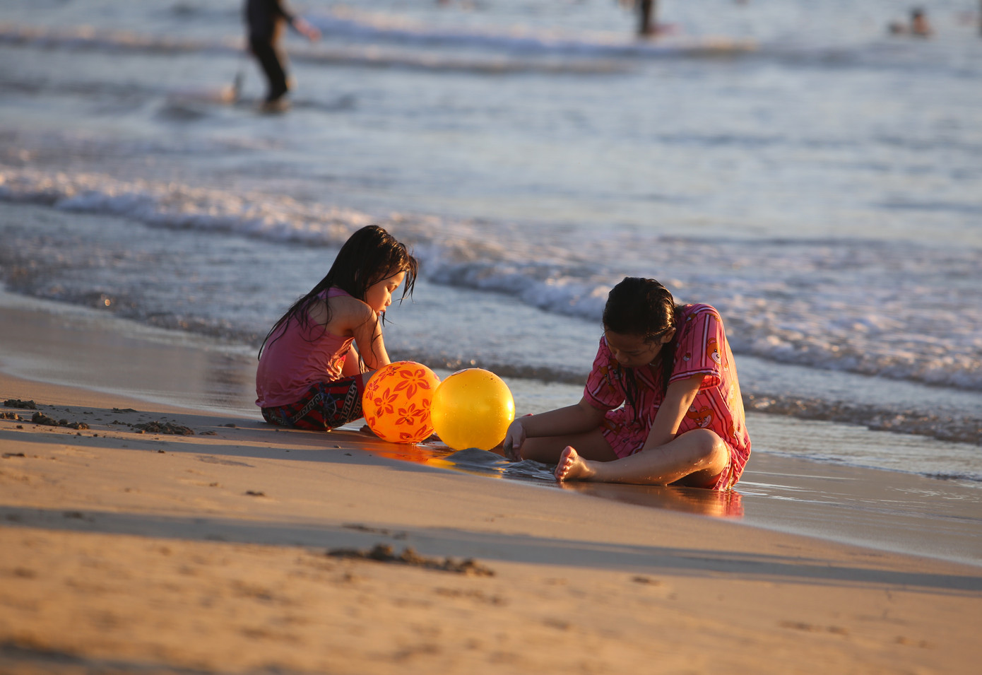 Dân Đà Nẵng đổ xô tắm biển, hàng quán đông đúc khách ảnh 7