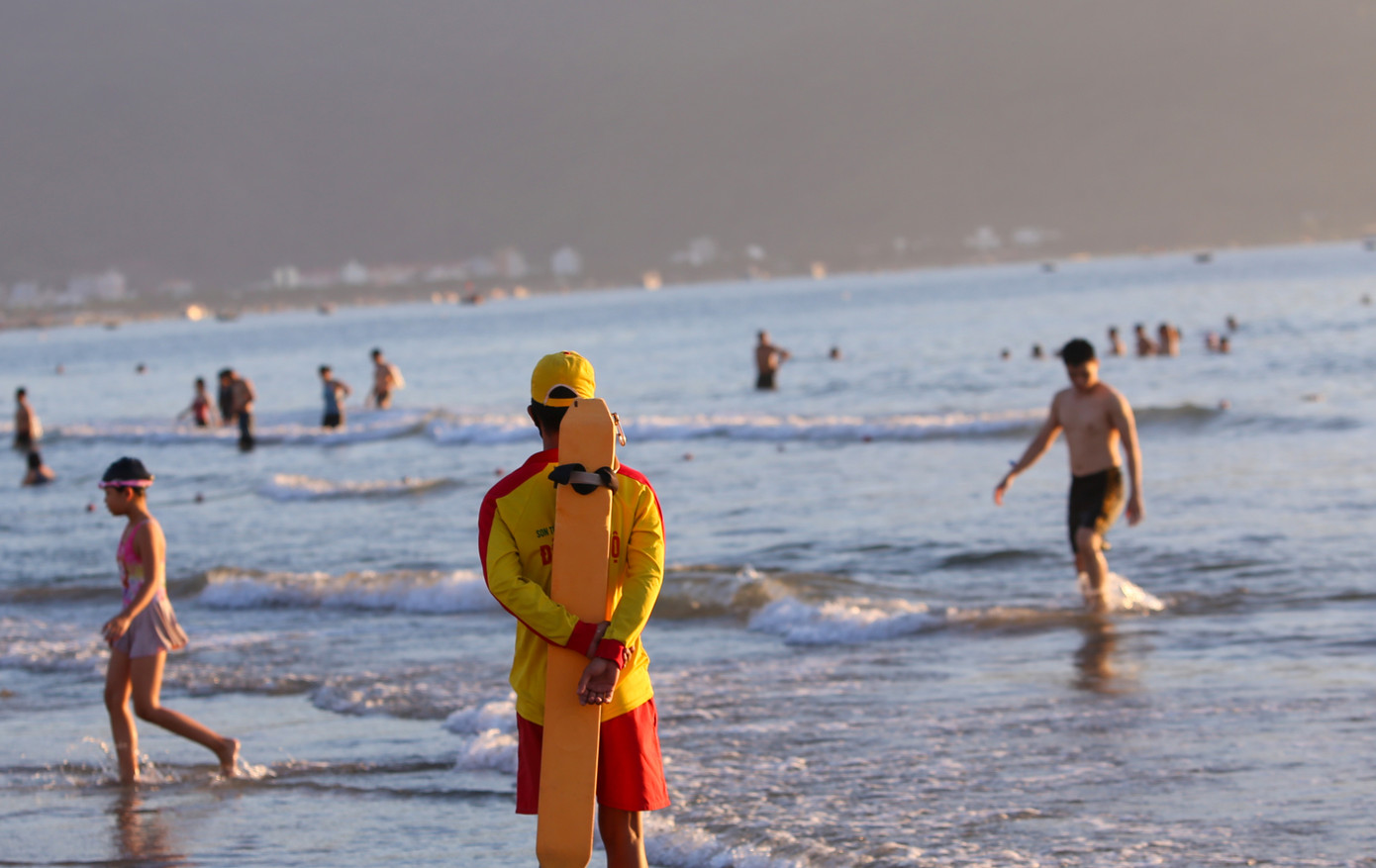 Dân Đà Nẵng đổ xô tắm biển, hàng quán đông đúc khách ảnh 8