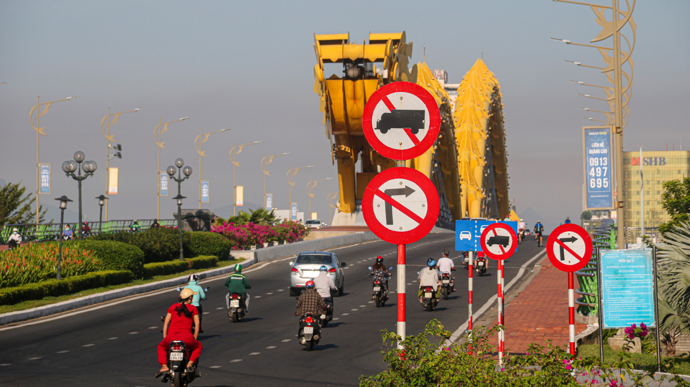 Dân Đà Nẵng đổ xô tắm biển, hàng quán đông đúc khách ảnh 1