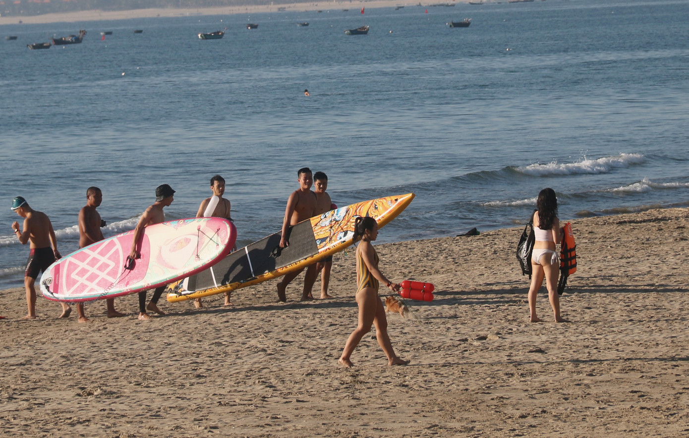 Dân Đà Nẵng đổ xô tắm biển, hàng quán đông đúc khách ảnh 4