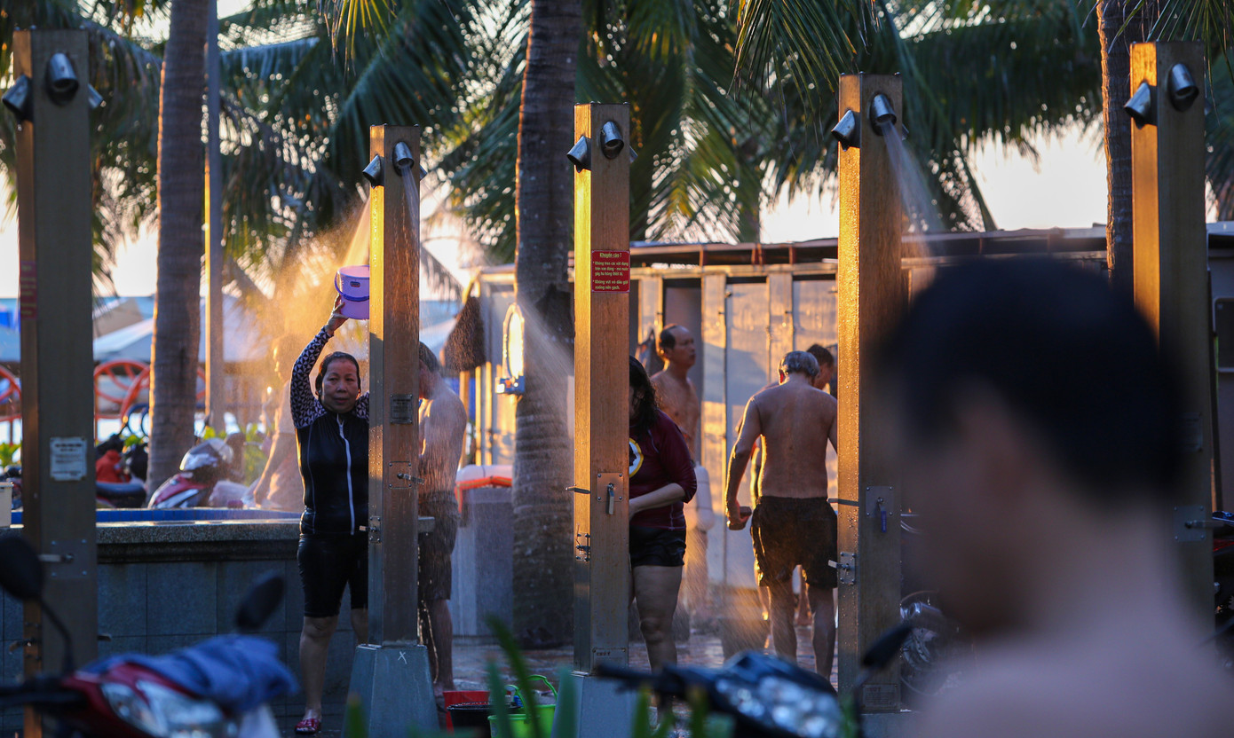 Dân Đà Nẵng đổ xô tắm biển, hàng quán đông đúc khách ảnh 9