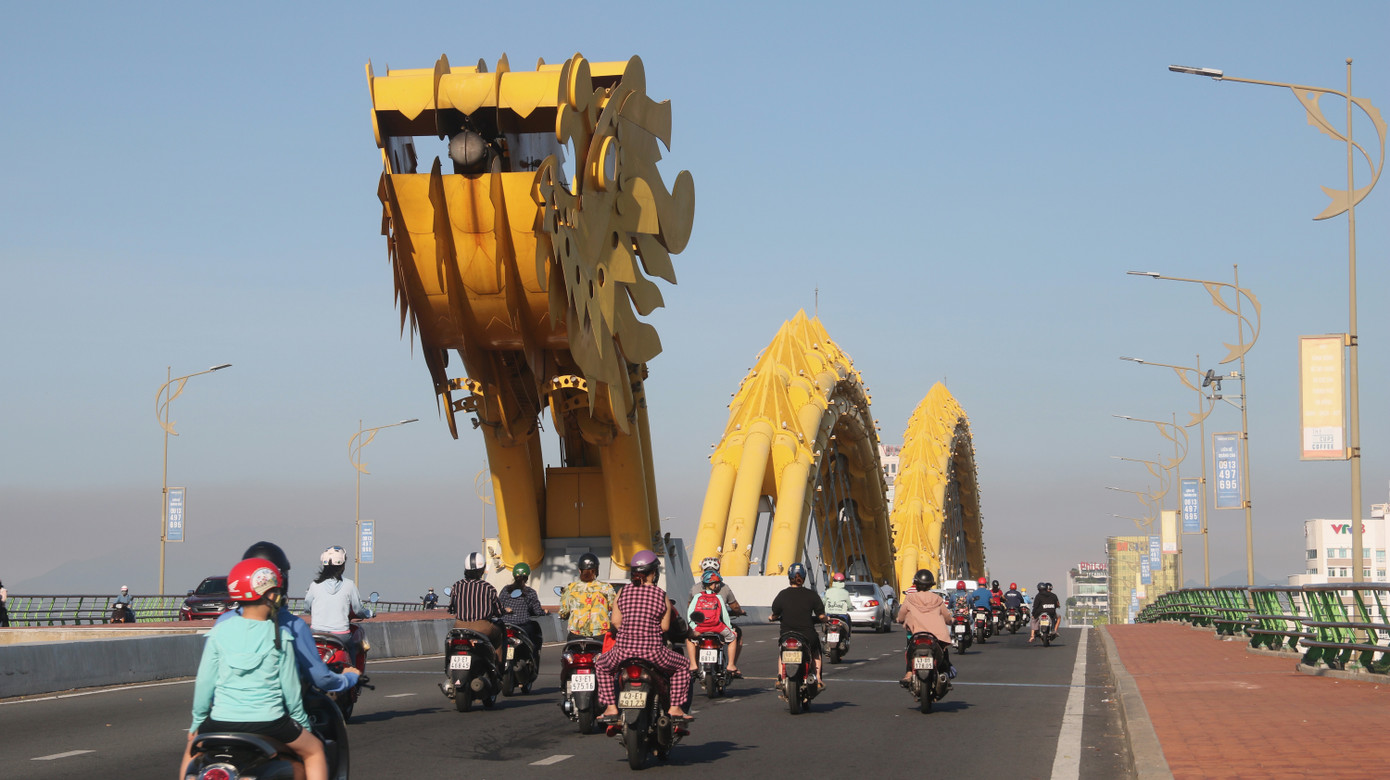 Dân Đà Nẵng đổ xô tắm biển, hàng quán đông đúc khách ảnh 11