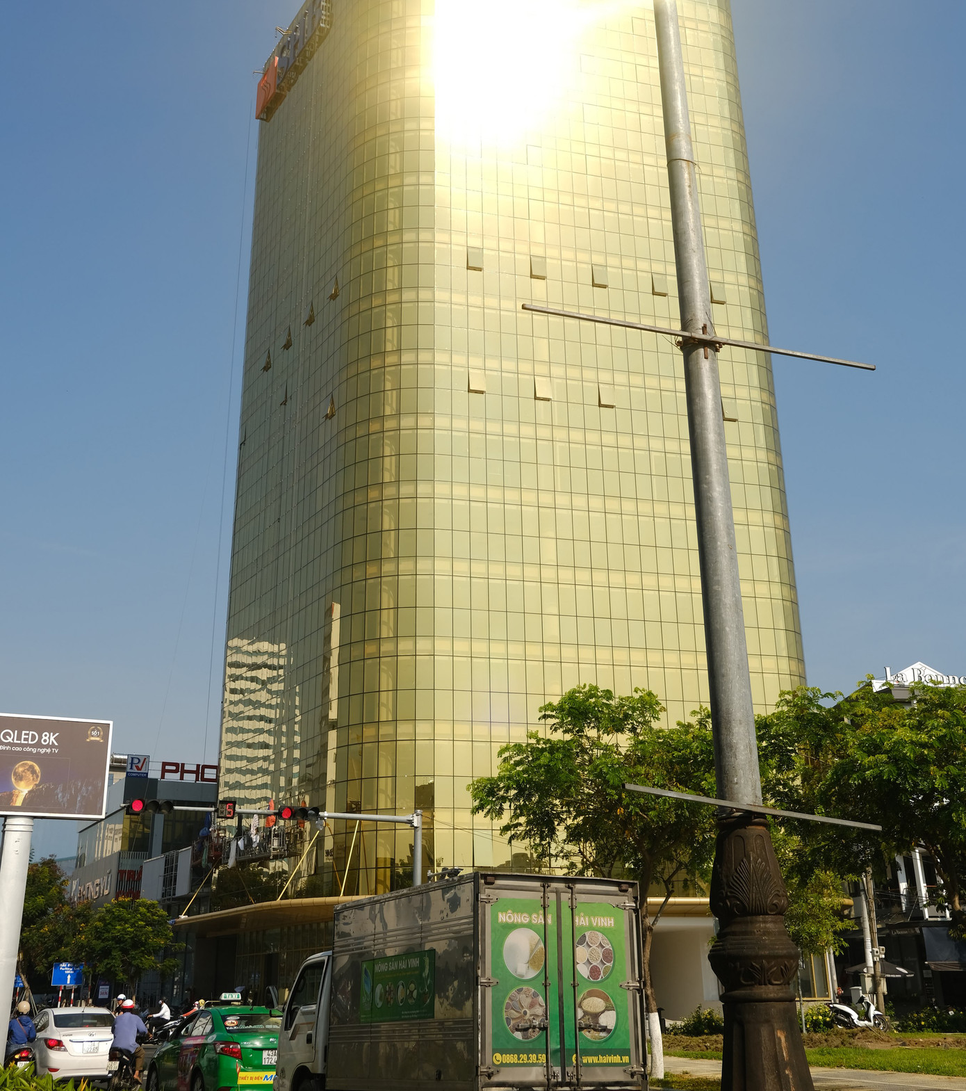 Xử phạt các chủ đầu tư cao ốc 'dát vàng' gây chói loá ở Đà Nẵng ảnh 1