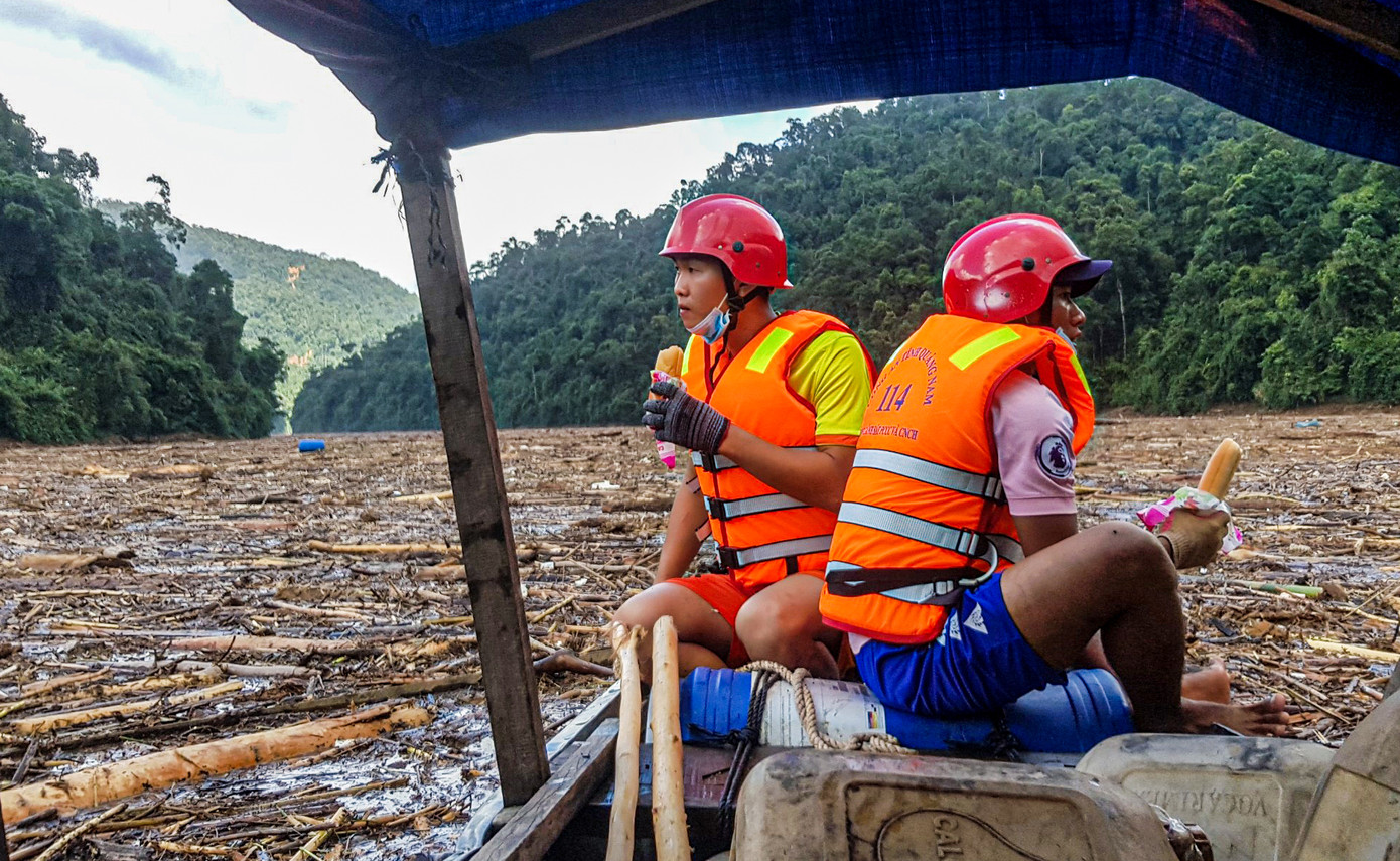 Tìm thi thể nạn nhân vụ sạt lở giữa lòng hồ thuỷ điện dày đặc cây rừng ảnh 15