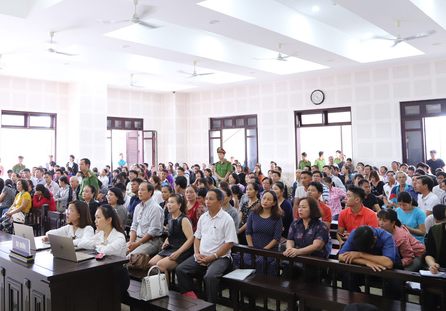 Hàng trăm khách hàng mua đất “đại náo” sân tòa vì chủ đầu tư vắng mặt ảnh 1