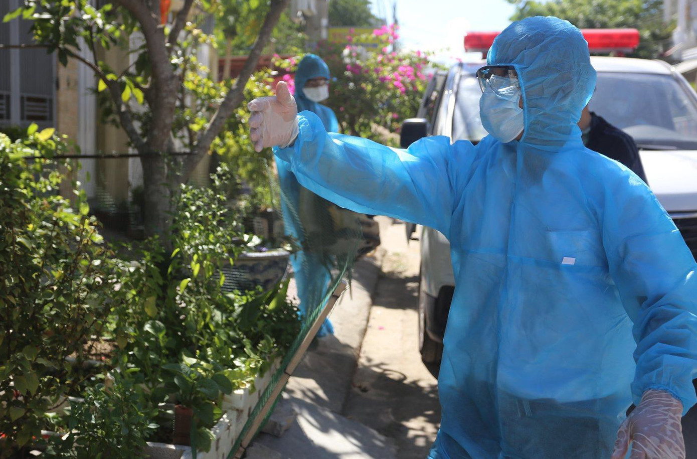 Thêm hai người nhà bệnh nhân nghi mắc COVID-19 ở Đà Nẵng được đưa đi cách ly ảnh 2