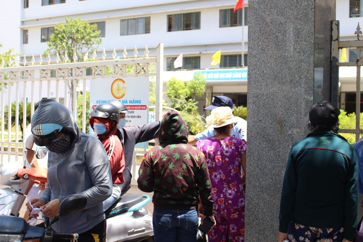 Bệnh viện C Đà Nẵng 'nội bất xuất, ngoại bất nhập' sau ca nghi mắc COVID-19 ảnh 9