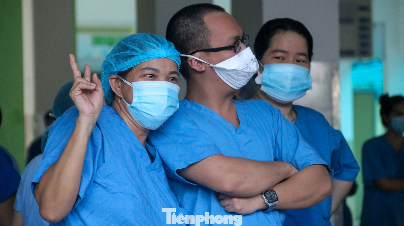 Nước mắt xen lẫn nụ cười giây phút Bệnh viện Đà Nẵng dỡ bỏ phong toả ảnh 7