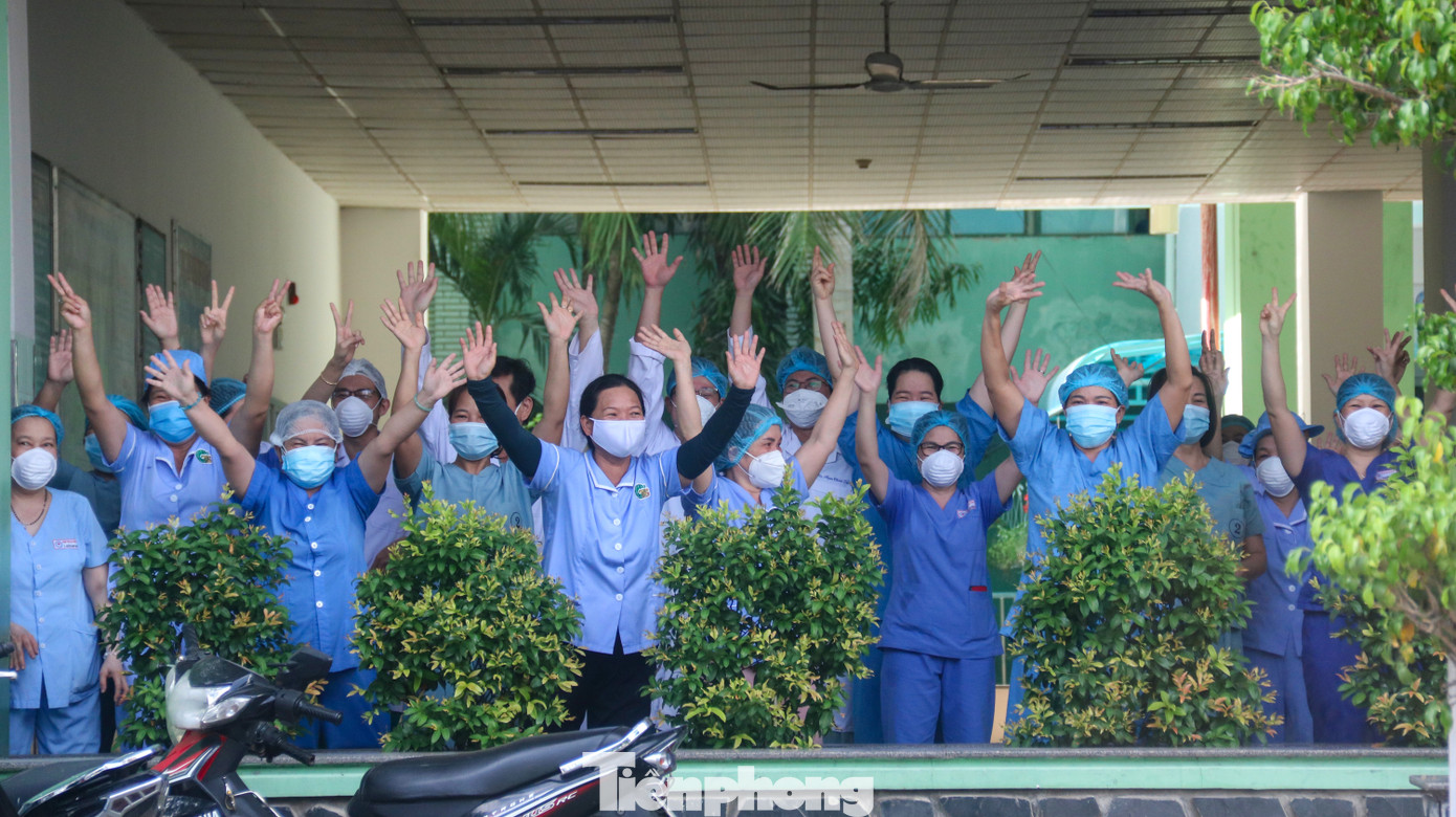 Nước mắt xen lẫn nụ cười giây phút Bệnh viện Đà Nẵng dỡ bỏ phong toả ảnh 1