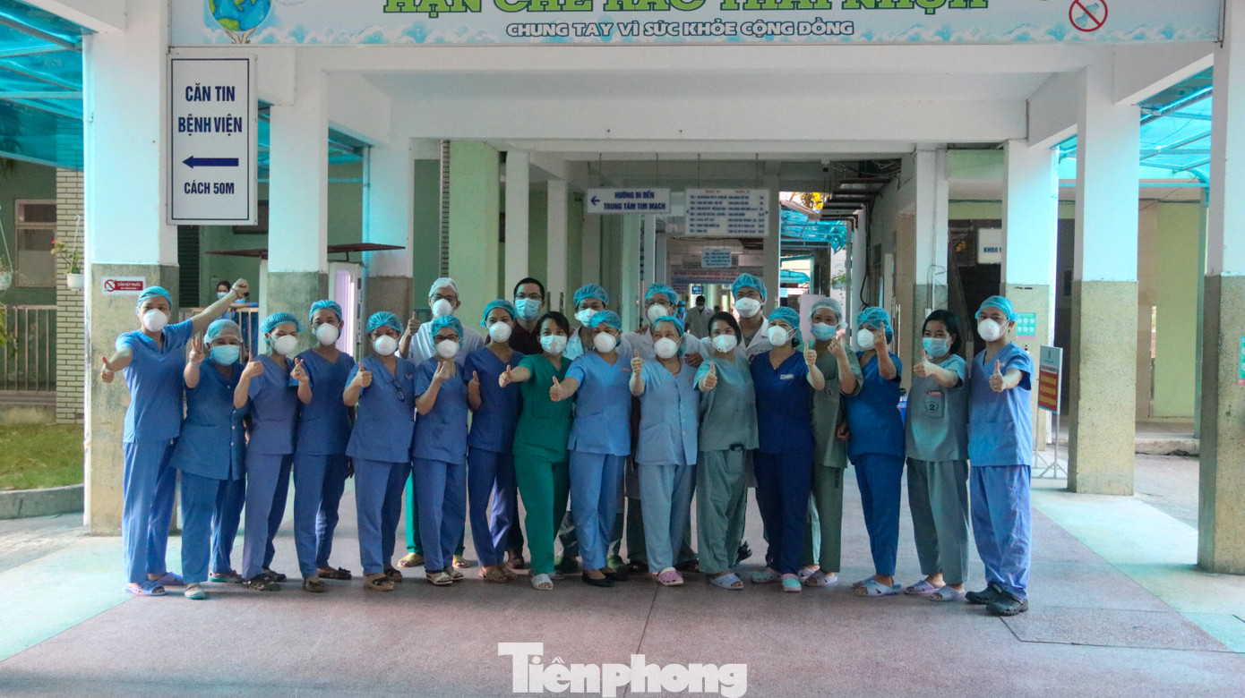 Nước mắt xen lẫn nụ cười giây phút Bệnh viện Đà Nẵng dỡ bỏ phong toả ảnh 6