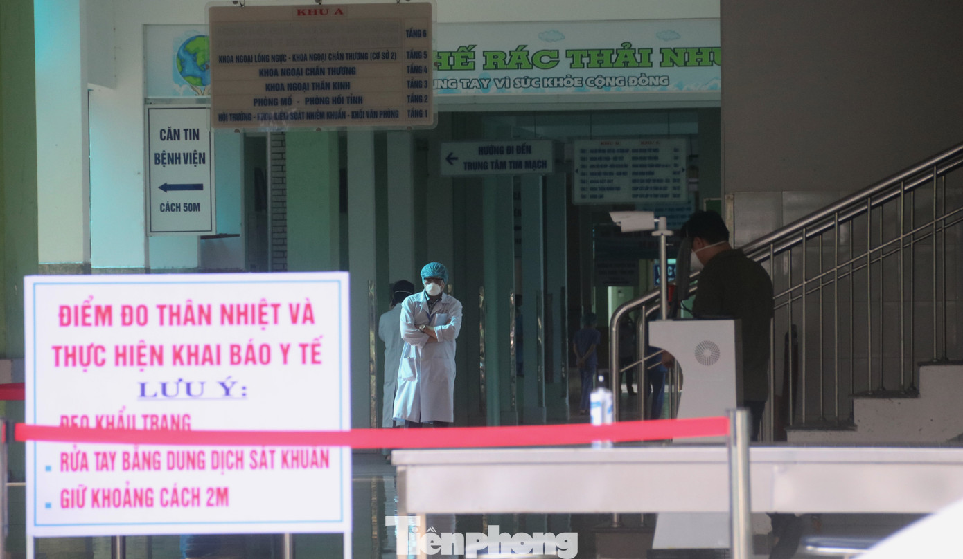Nước mắt xen lẫn nụ cười giây phút Bệnh viện Đà Nẵng dỡ bỏ phong toả ảnh 10