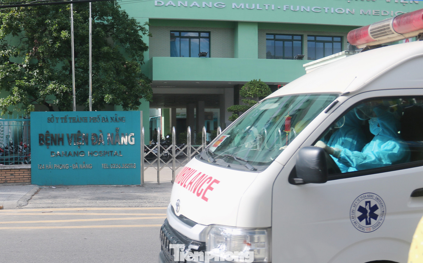 Nước mắt xen lẫn nụ cười giây phút Bệnh viện Đà Nẵng dỡ bỏ phong toả ảnh 9