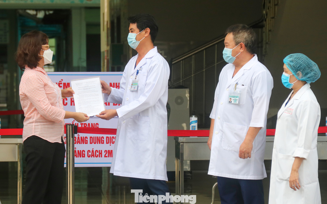 Nước mắt xen lẫn nụ cười giây phút Bệnh viện Đà Nẵng dỡ bỏ phong toả ảnh 8