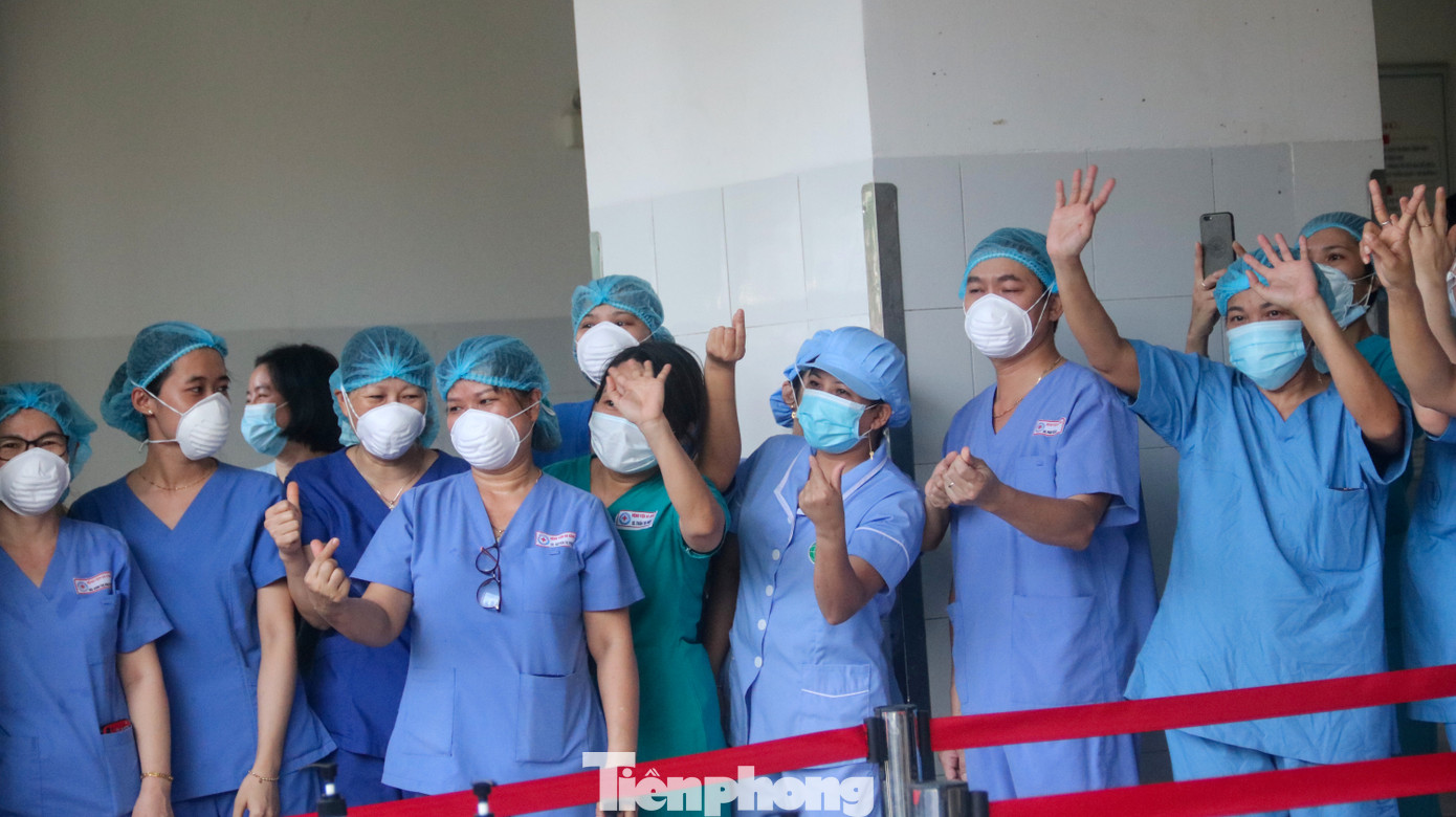 Nước mắt xen lẫn nụ cười giây phút Bệnh viện Đà Nẵng dỡ bỏ phong toả ảnh 5