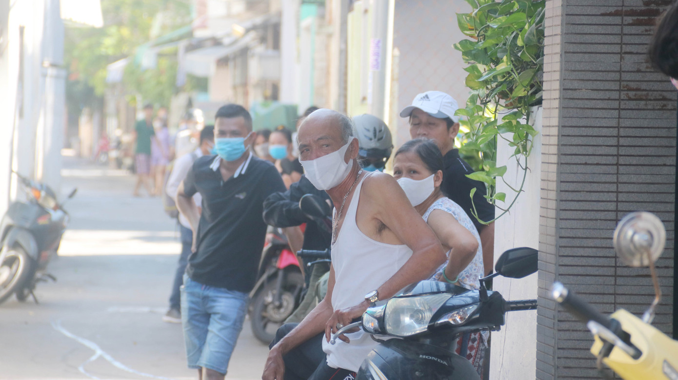 Khử khuẩn nhà riêng, khu phố nơi bệnh nhân mới nhất mắc COVID -19 sinh sống ảnh 5