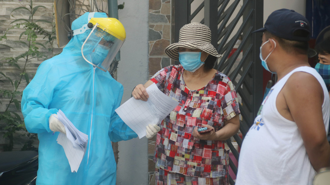 Khử khuẩn nhà riêng, khu phố nơi bệnh nhân mới nhất mắc COVID -19 sinh sống ảnh 8