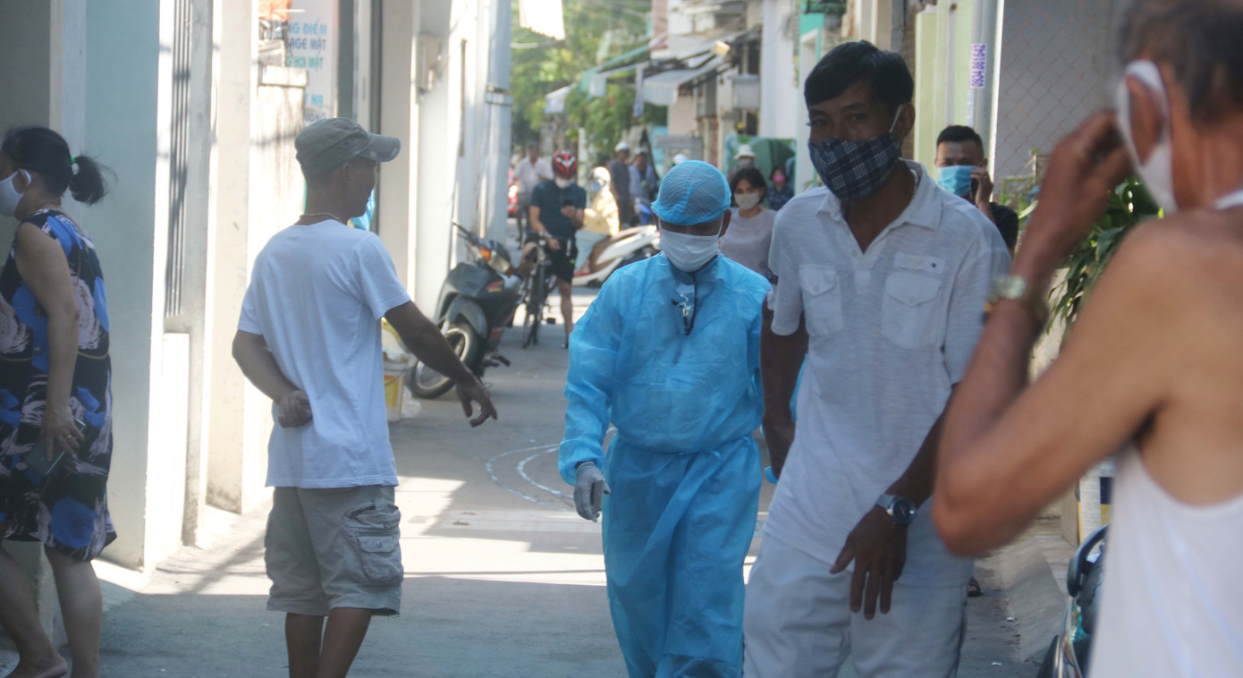 Khử khuẩn nhà riêng, khu phố nơi bệnh nhân mới nhất mắc COVID -19 sinh sống ảnh 9