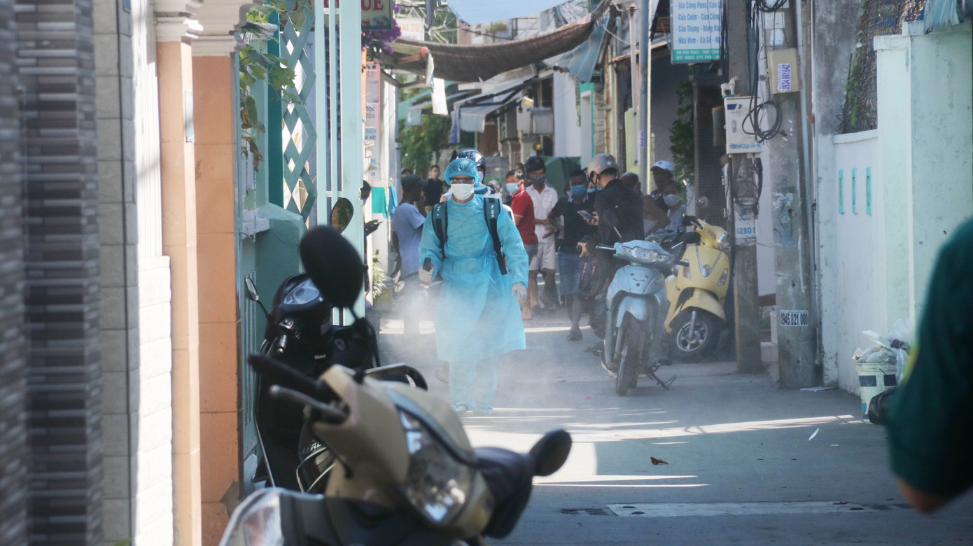 Khử khuẩn nhà riêng, khu phố nơi bệnh nhân mới nhất mắc COVID -19 sinh sống ảnh 7
